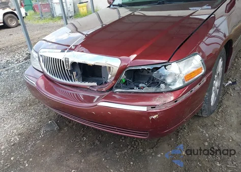 2004 Lincoln Town Car Ultimate z USA, uszkodzony, nr VIN 1LNHM83W34Y634590